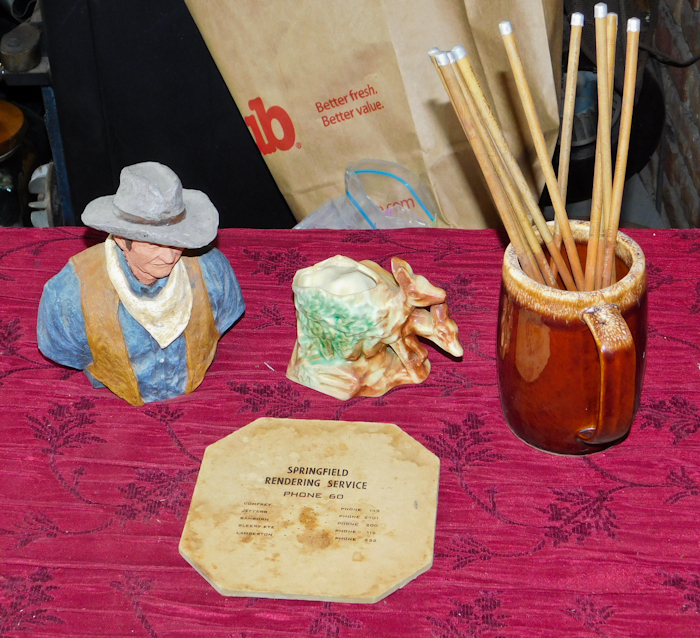 lot 120 image: John Wayne western lot of collectibles