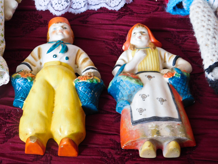 lot 121 image: 5 decorative items 2 ceramic Dutch boy and Girl made in occupied Japan