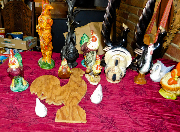 lot 127 image: group of rooster decor items