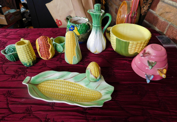 lot 128 image: festive spring garden serving decorative items