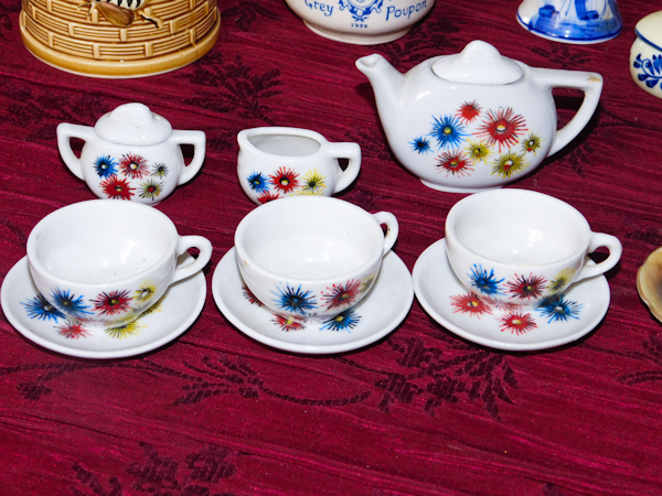 lot 130 image: decorative mini ceramic items
