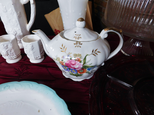 lot 301 image: Several decorative and serving items