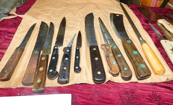 lot 154 image: large lot of vintage knives of many sizes and styles