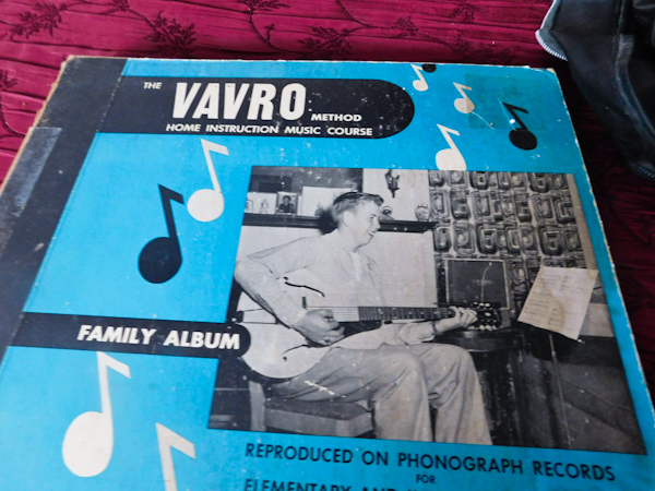 lot 300 image: vavro home guitar lesson course book and vinyl guitar case