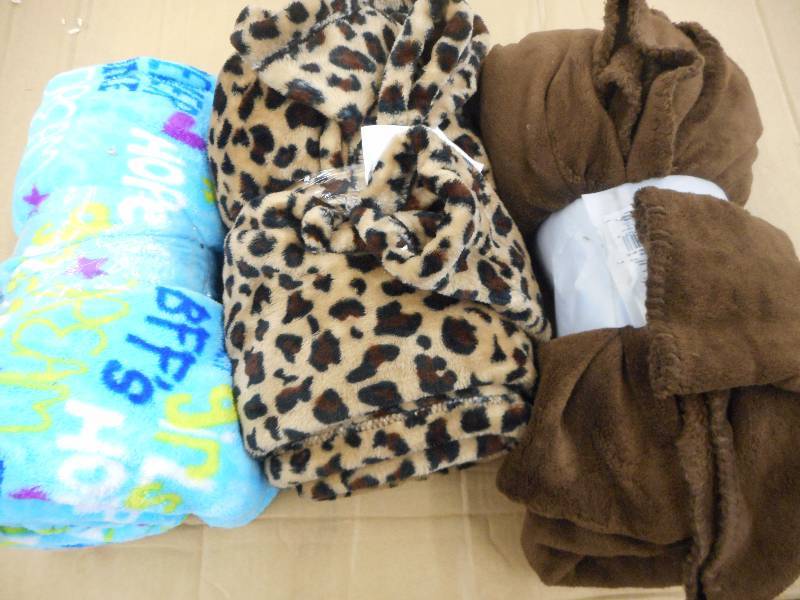 3 FLEECE THROW BLANKETS