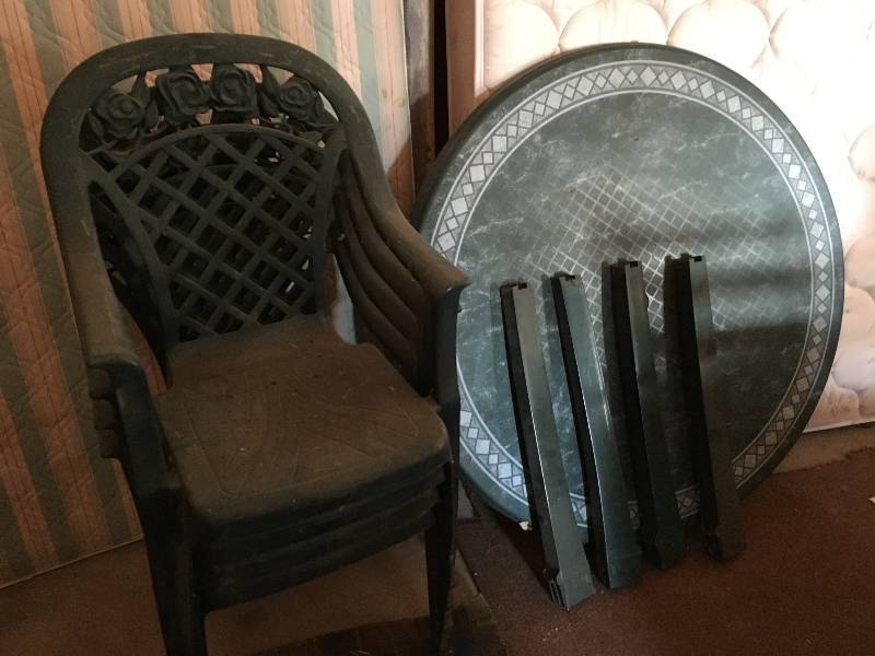 Picnic Table With Four Chairs