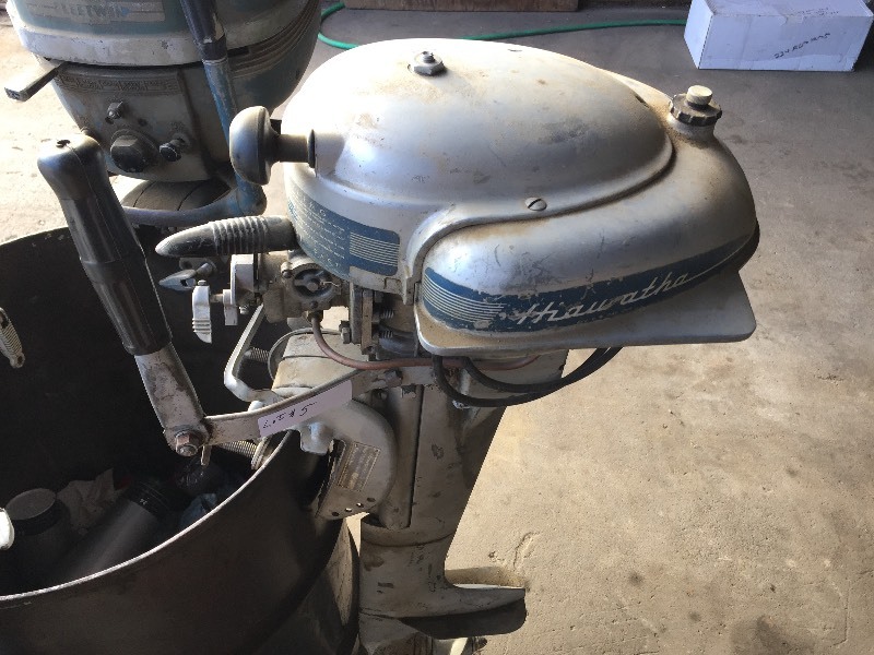 lot 5 image: 5hp Hiawatha outboard motor