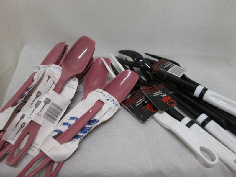 Lot of mauve nylon spoons, black ny...