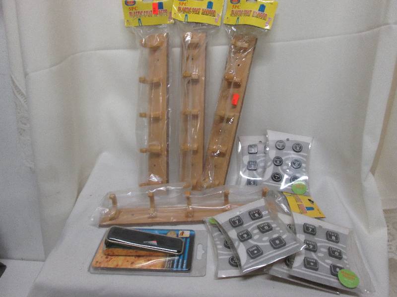 4 pk of plastic wall coater hangers...