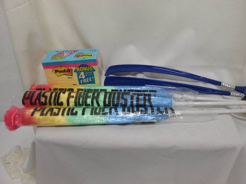 2 long handled shoe horns, 3 plasti...