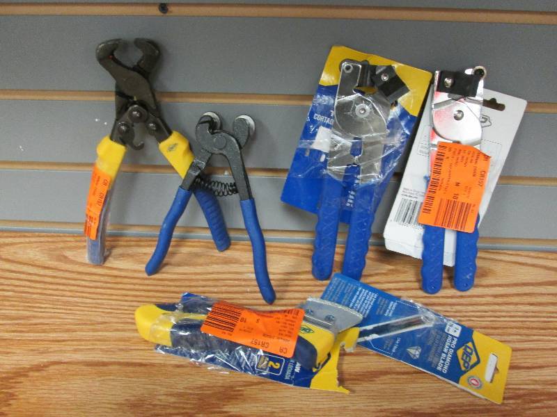 Lot of assorted tile tools see imag...