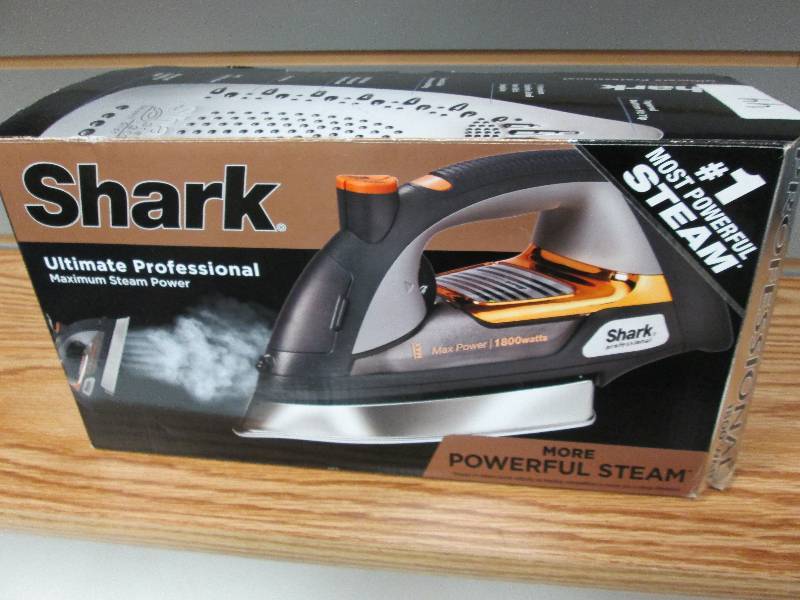 lot 26 image: Shark Ultimate Professional Iron (G...