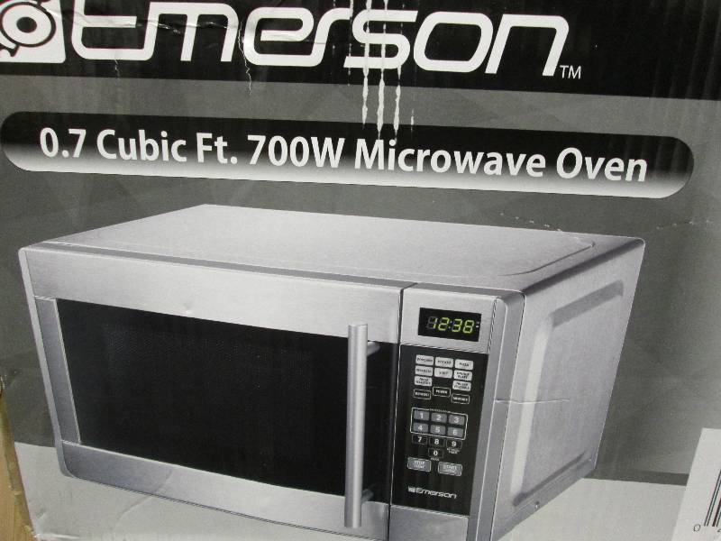 lot 89 image: Emerson MW7302B, 0.7 CU Ft 700 watt...