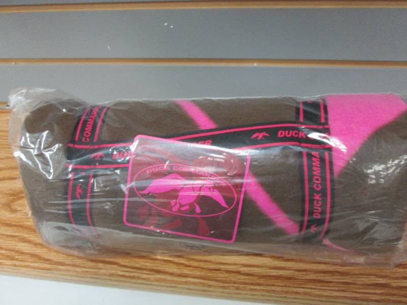 lot 104 image: Duck Commander BrownPink  Blanket ...