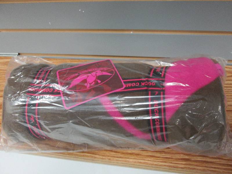 lot 107 image: Duck Commander BrownPink  Blanket ...