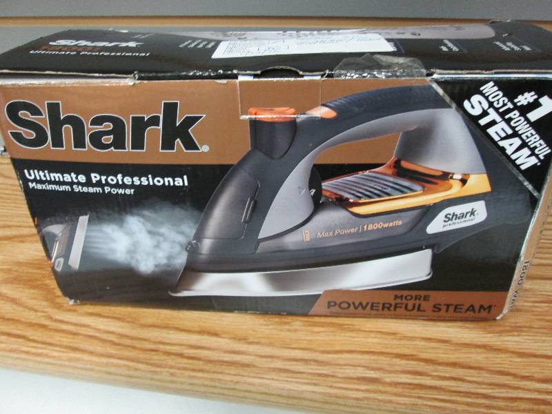 lot 112 image: Shark Ultimate Proffessional 1800wa...