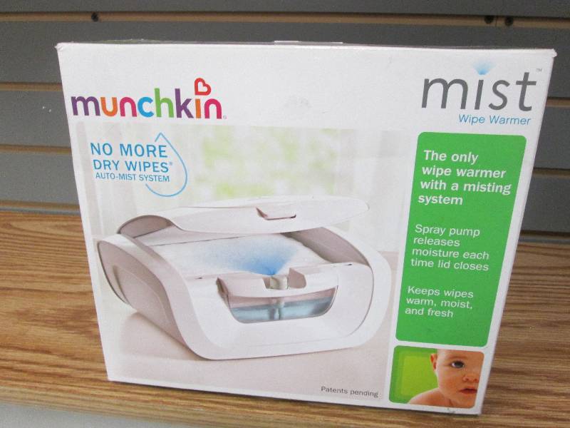 lot 205 image: Munchkin Warm Glow Wipe Warmer Reta...