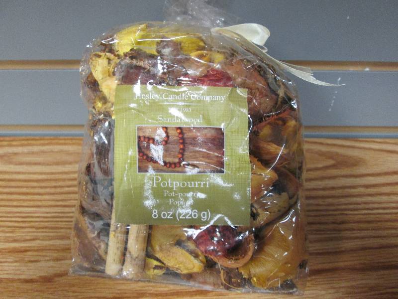 lot 235 image: Hosley Candle Company 8oz Sandalwoo...