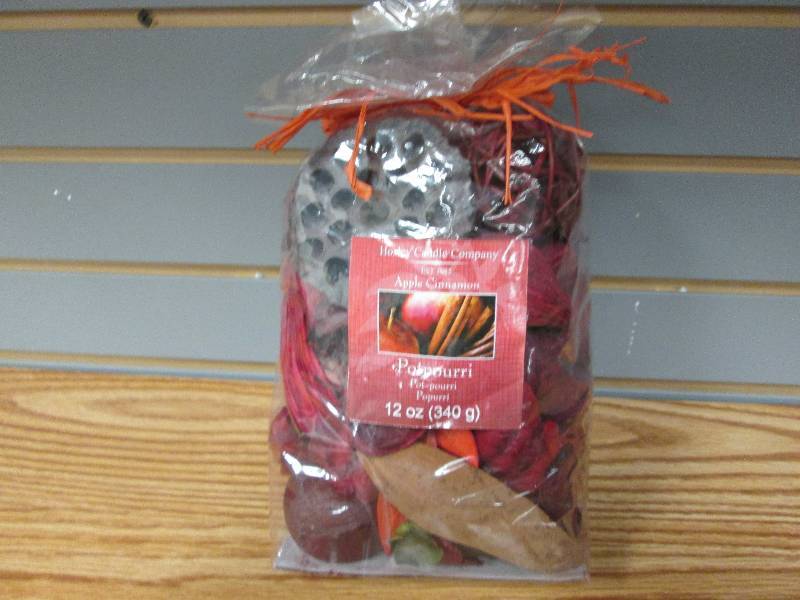 lot 236 image: Hosley Candle Company 12oz Apple Ci...