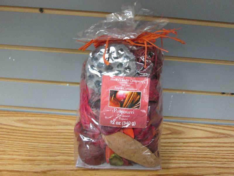 lot 237 image: Hosley Candle Company 12oz Apple Ci...