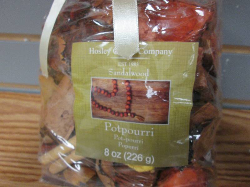 lot 302 image: Hosley Candle Company 8oz Sandalwoo...