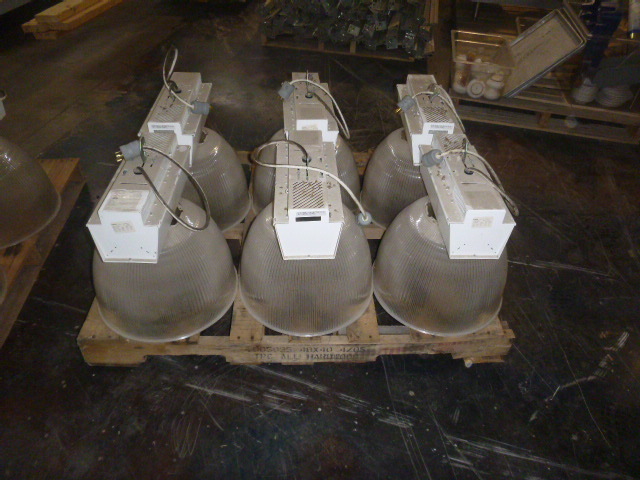 lot 3 image: 6 HID Light Fixtures