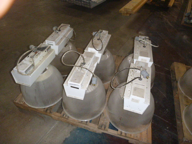 lot 4 image: 6 HID Light Fixtures