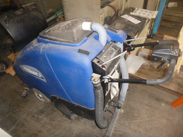 lot 11 image: Windsor Voyager 2 Floor CleanerScrubber