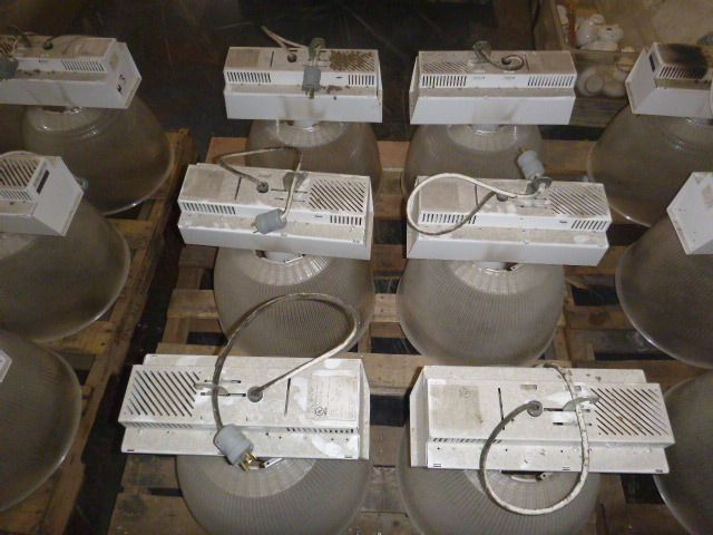 lot 13 image: 6 HID Light Fixtures