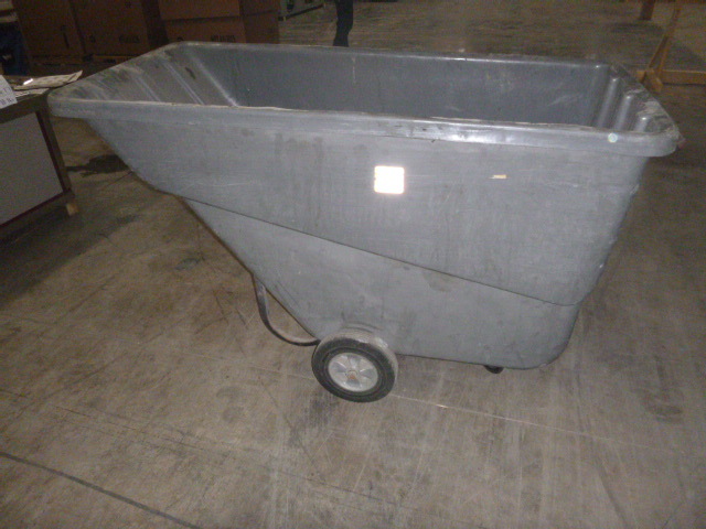 lot 15 image: Rubbermaid 1015 Garbage Cart