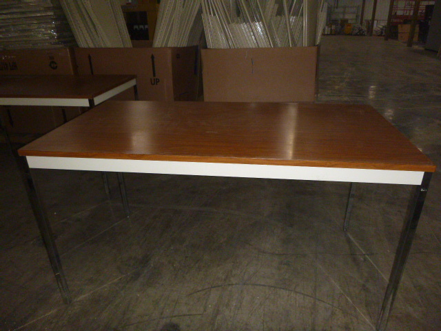 lot 39 image: Table