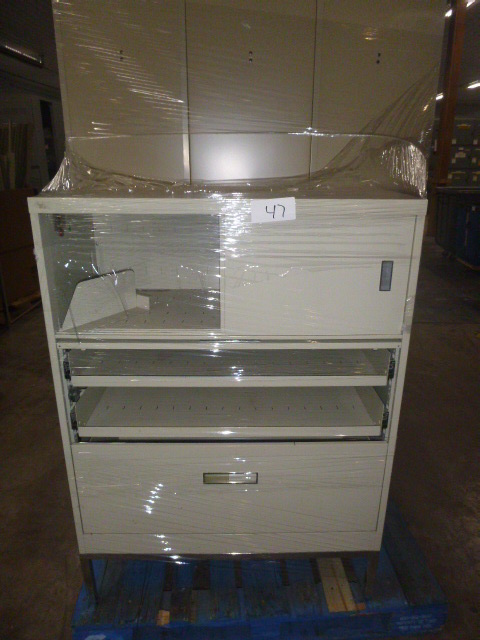 lot 47 image: 3 Steel Lockers and Metal File Cabinet