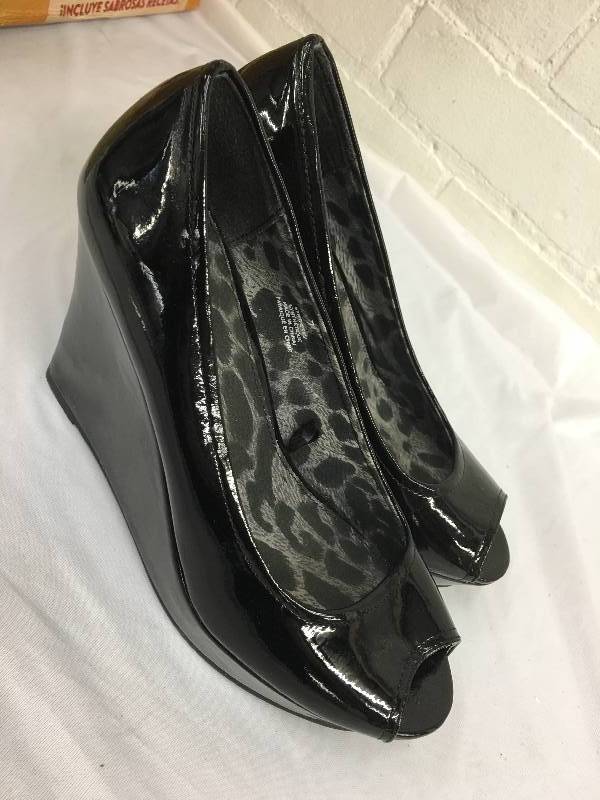 lot 74 image: Womens Express heels Size 7