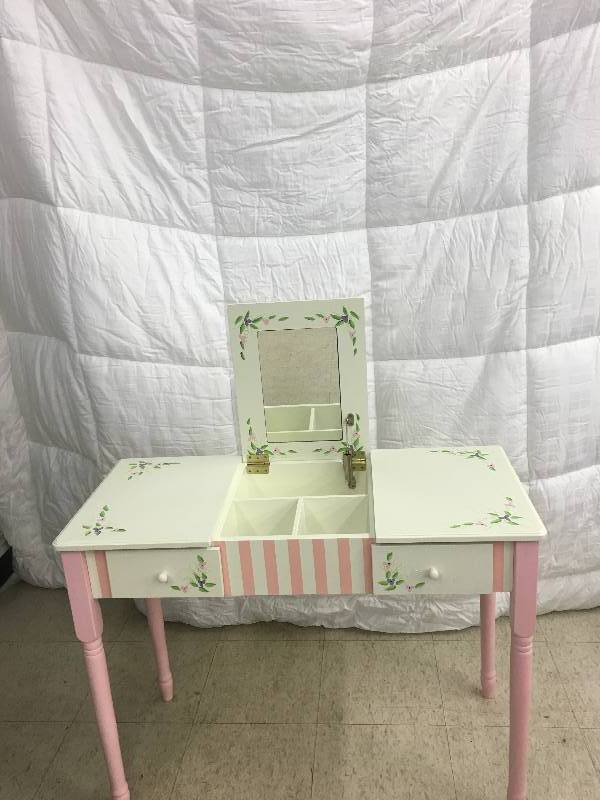 lot 138 image: Fantasy Fields Bouquet Vanity Table retail $102