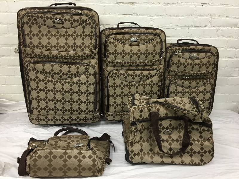 lot 26 image: American Flyer 5-pc Luggage Set retail $280