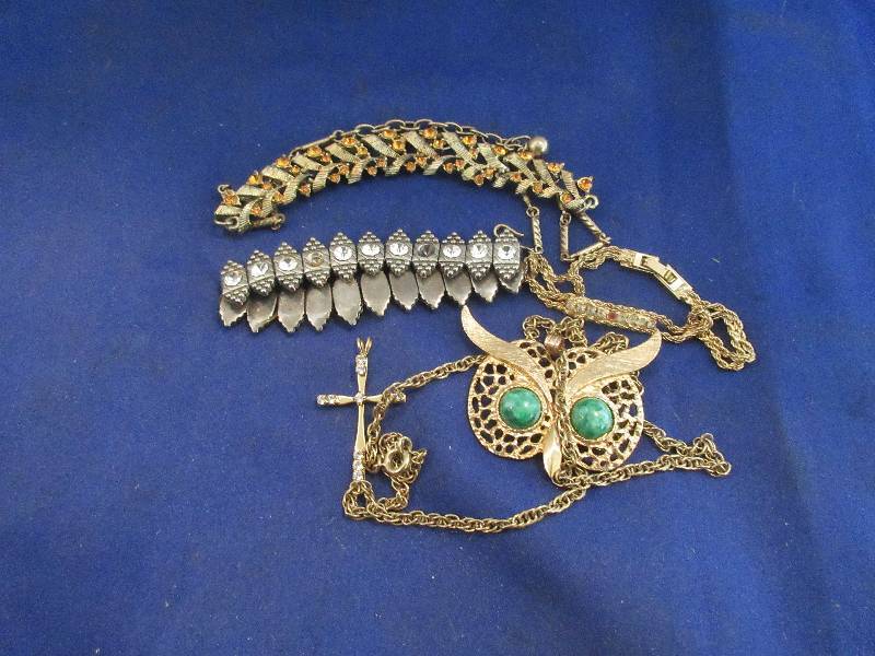 lot 3 image: VINTAGE JEWLERY