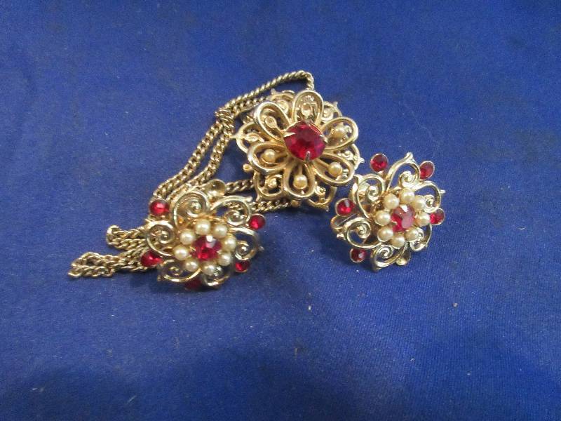 lot 4 image: VINTAGE KNECKLACE AND EARINGS