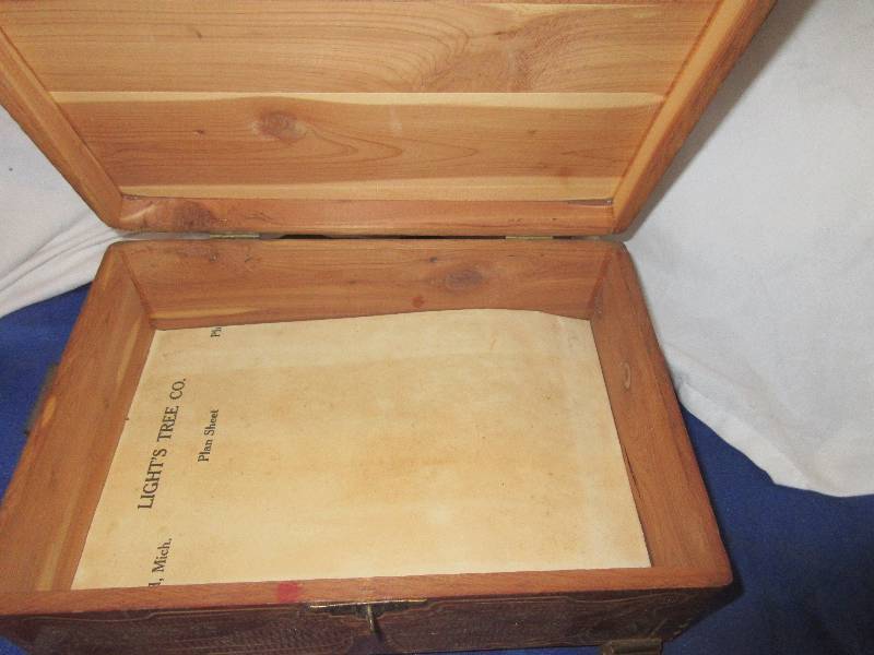 lot 7 image: VINTAGE WOODEN BOX