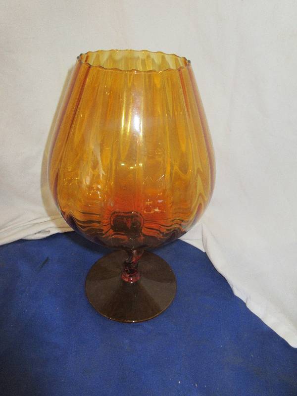 lot 8 image: 13 INCH HIGH AMBER PEDISTAL GLASS
