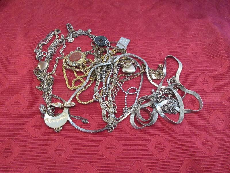 lot 9 image: VINTAGE JEWLERY