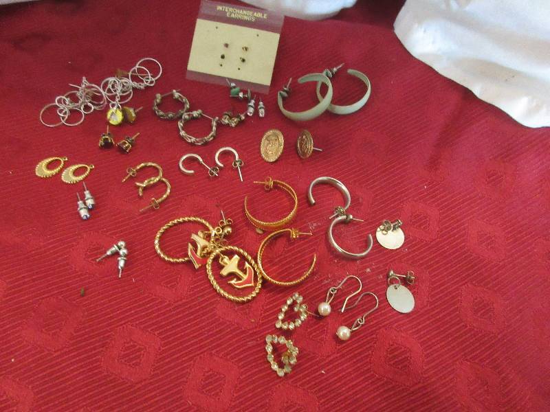 lot 11 image: VINTAGE AND MODERN JEWLERY