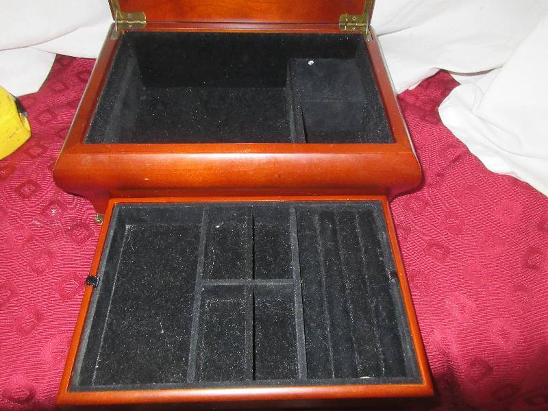lot 12 image: 1998 BOMBAY SOLID WOOD JEWLERY BOX