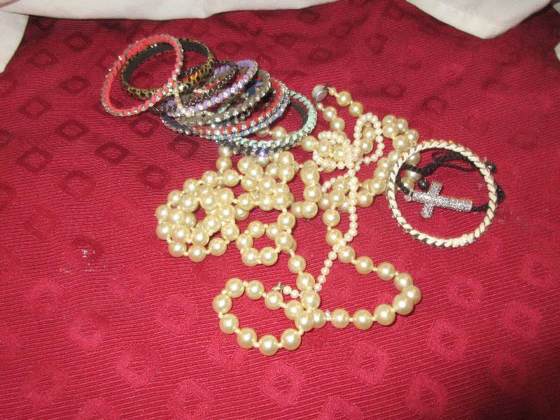 lot 13 image: FASHION JEWLERY