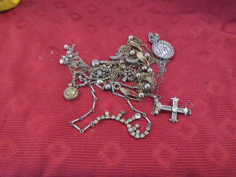 lot 14 image: VINTAGE JEWLERY