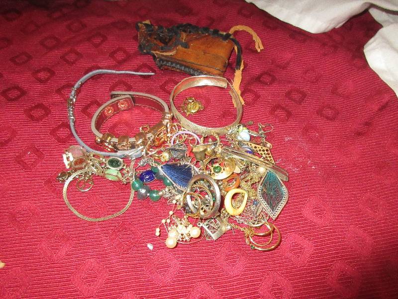 lot 16 image: MODERN AND VINTAGE JEWLERY