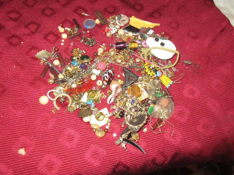 lot 17 image: MODERN TO VINTAGE JEWLERY