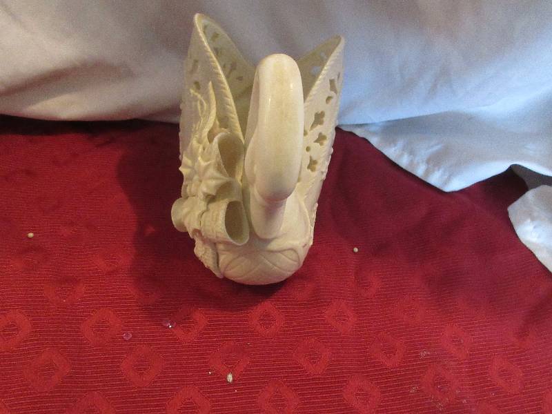 lot 20 image: GLASS SWAN BOWL OR PLANTER