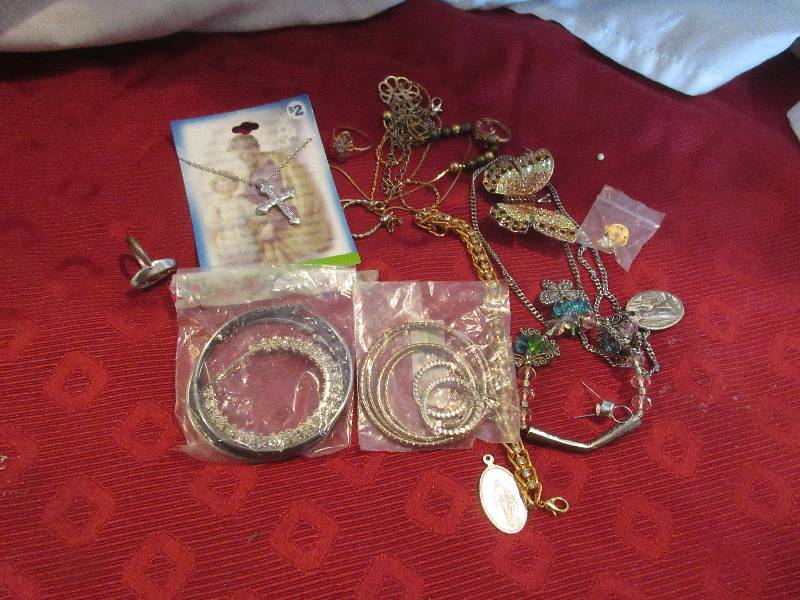 lot 21 image: JEWLERY