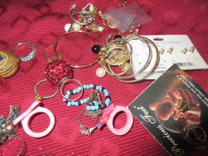 lot 22 image: OLDER JEWLERY