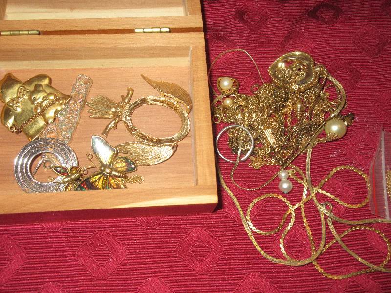 lot 24 image: JEWLERY